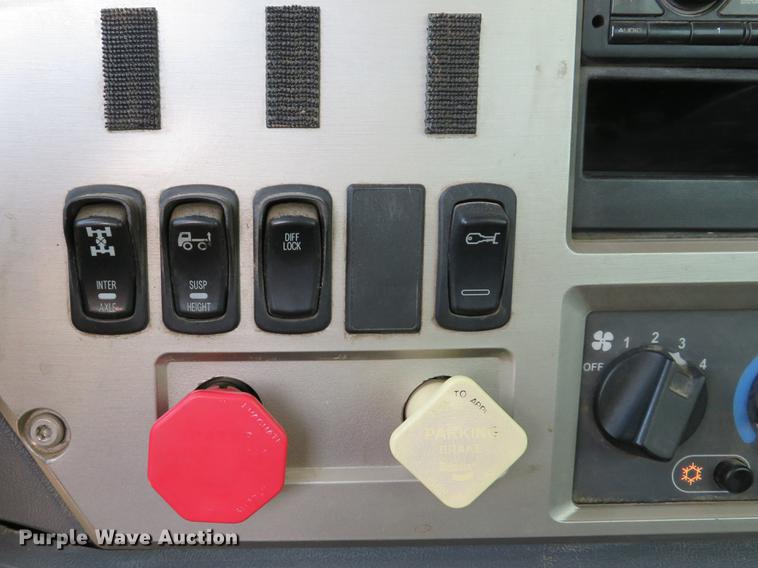 image for item DE8034 2012 Mack CHU613 semi truck