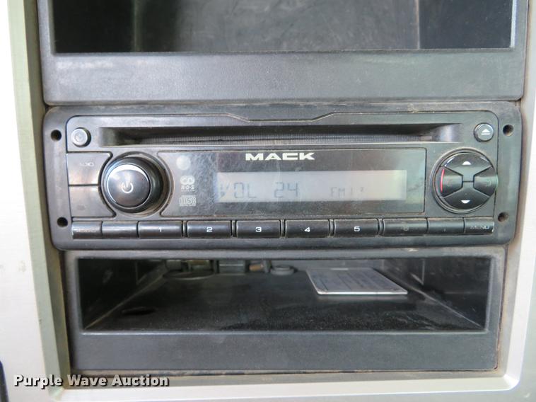 image for item DE8034 2012 Mack CHU613 semi truck