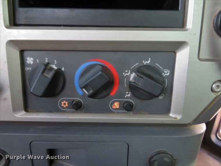 image for item DE8034 2012 Mack CHU613 semi truck