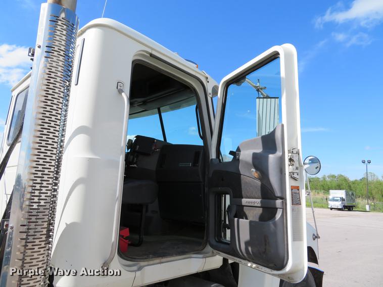 image for item DE8034 2012 Mack CHU613 semi truck