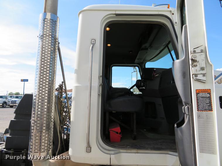 image for item DE8034 2012 Mack CHU613 semi truck