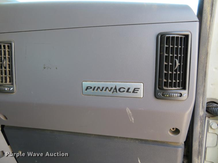 image for item DE8034 2012 Mack CHU613 semi truck