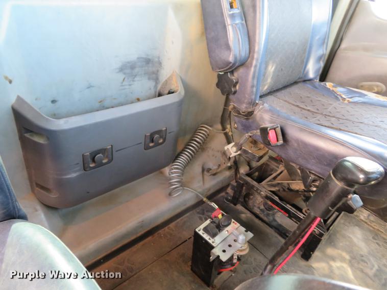 image for item DE8034 2012 Mack CHU613 semi truck