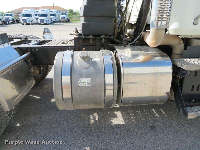 image for item DE8034 2012 Mack CHU613 semi truck