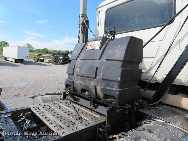 image for item DE8034 2012 Mack CHU613 semi truck