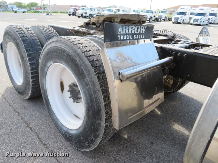 image for item DE8034 2012 Mack CHU613 semi truck