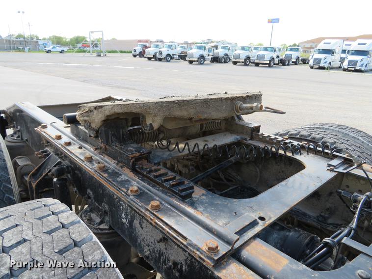 image for item DE8034 2012 Mack CHU613 semi truck