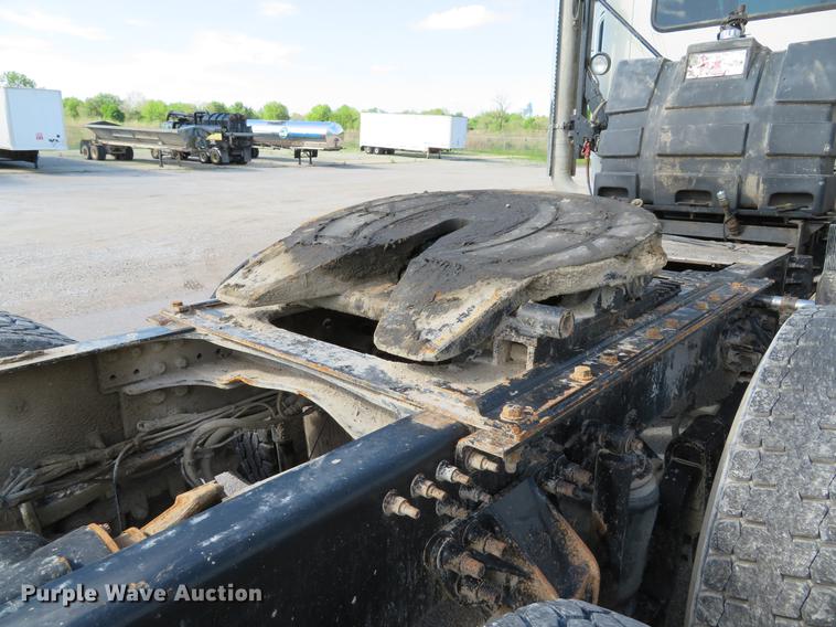 image for item DE8034 2012 Mack CHU613 semi truck