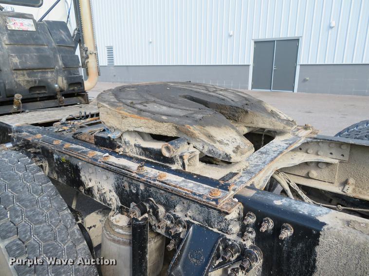 image for item DE8034 2012 Mack CHU613 semi truck