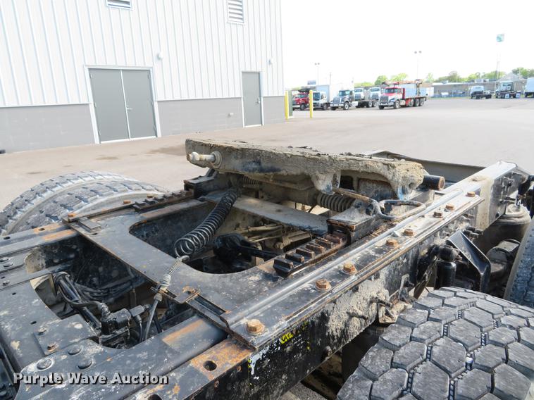 image for item DE8034 2012 Mack CHU613 semi truck