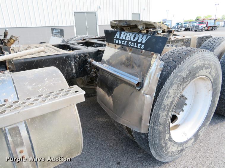 image for item DE8034 2012 Mack CHU613 semi truck