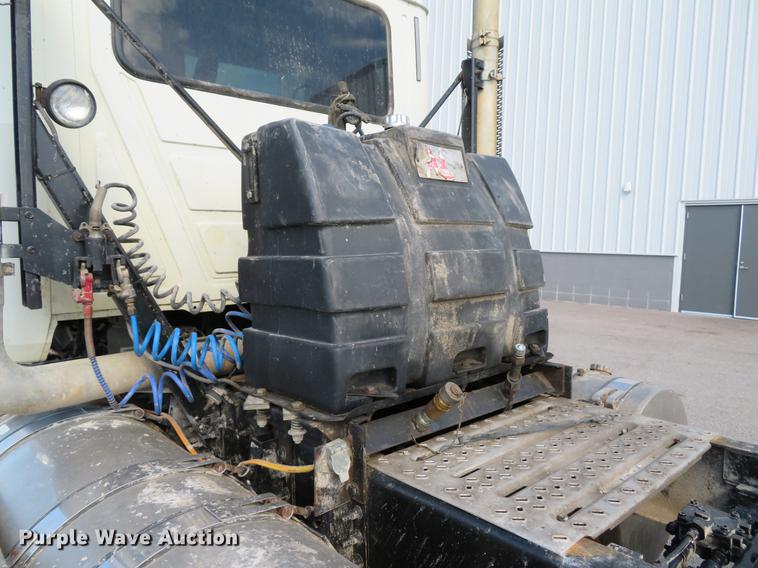 image for item DE8034 2012 Mack CHU613 semi truck