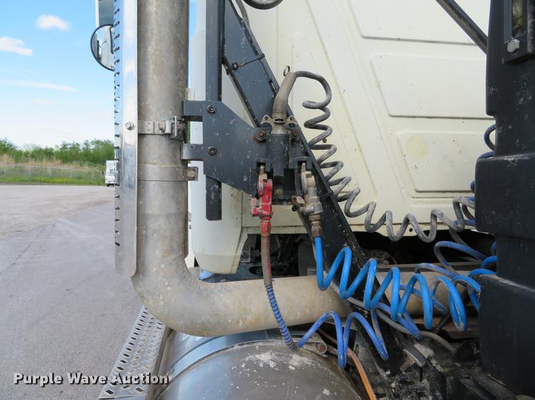 image for item DE8034 2012 Mack CHU613 semi truck