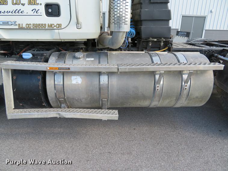 image for item DE8034 2012 Mack CHU613 semi truck