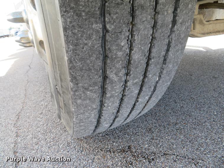 image for item DE8034 2012 Mack CHU613 semi truck