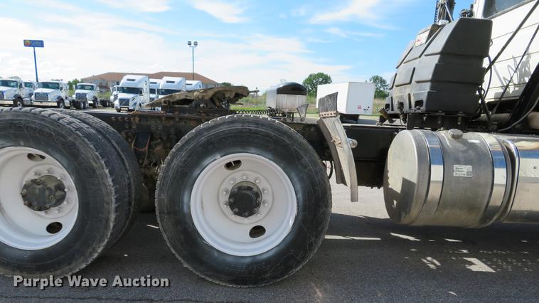 image for item DE8034 2012 Mack CHU613 semi truck