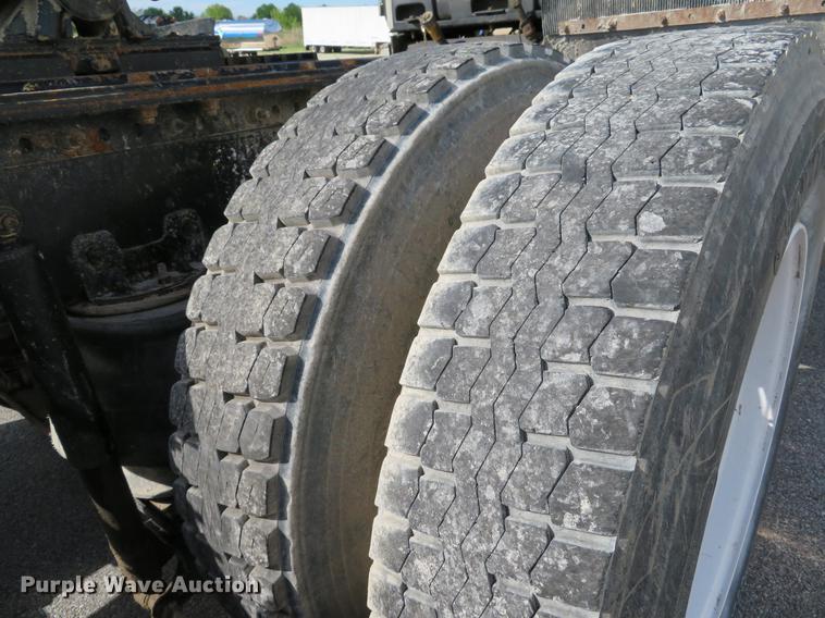 image for item DE8034 2012 Mack CHU613 semi truck