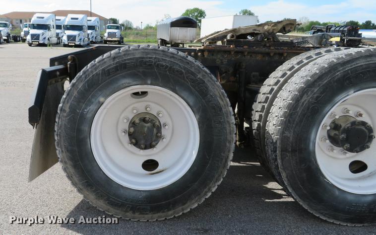 image for item DE8034 2012 Mack CHU613 semi truck