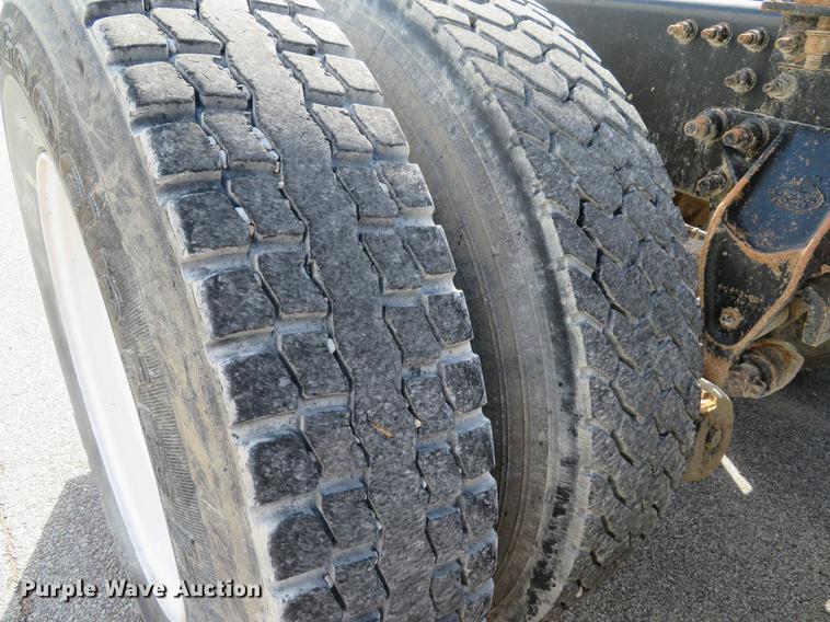 image for item DE8034 2012 Mack CHU613 semi truck