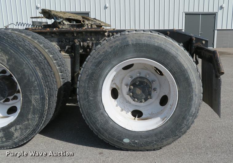 image for item DE8034 2012 Mack CHU613 semi truck