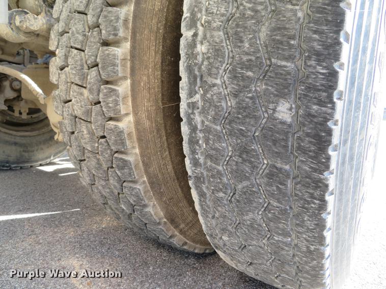 image for item DE8034 2012 Mack CHU613 semi truck