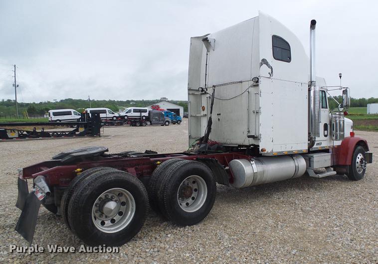 image for item DF7269 2000 Freightliner FLD semi truck