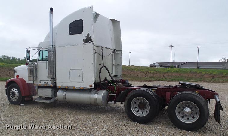 image for item DF7269 2000 Freightliner FLD semi truck