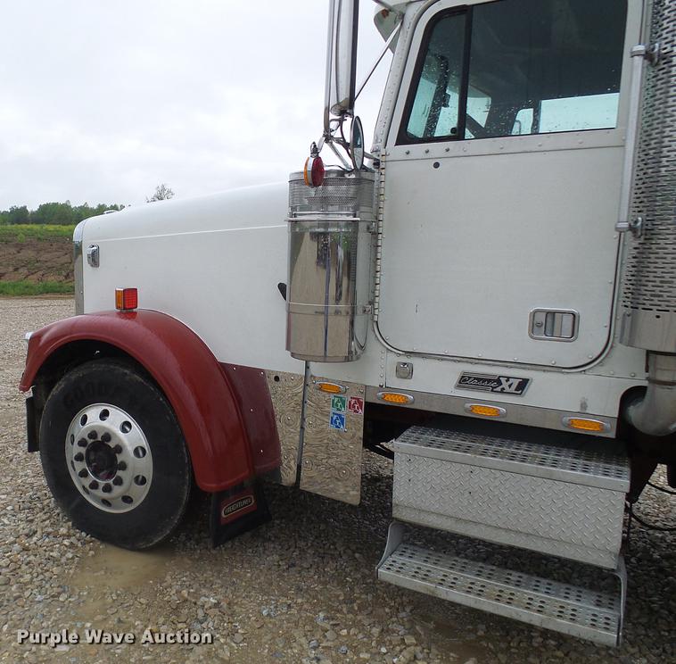 image for item DF7269 2000 Freightliner FLD semi truck