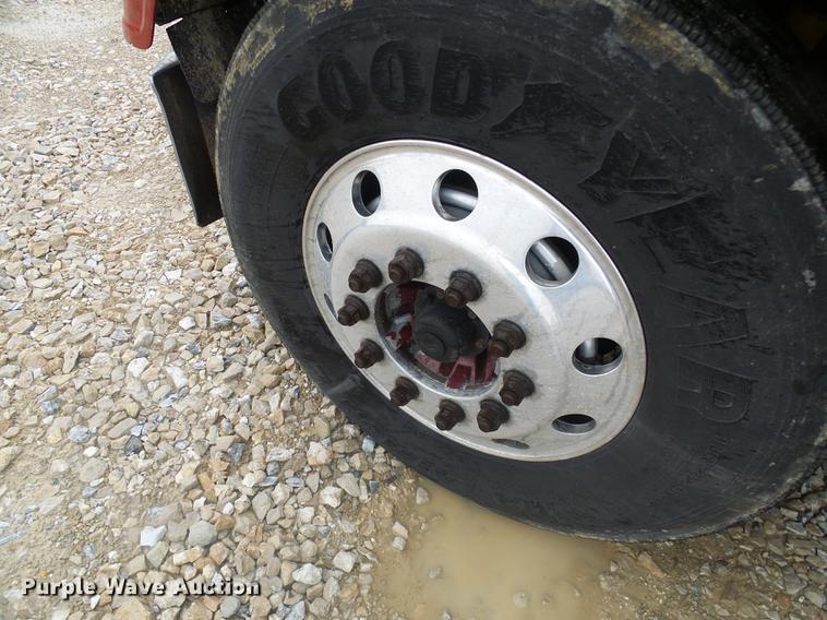 image for item DF7269 2000 Freightliner FLD semi truck