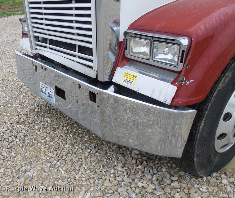 image for item DF7269 2000 Freightliner FLD semi truck