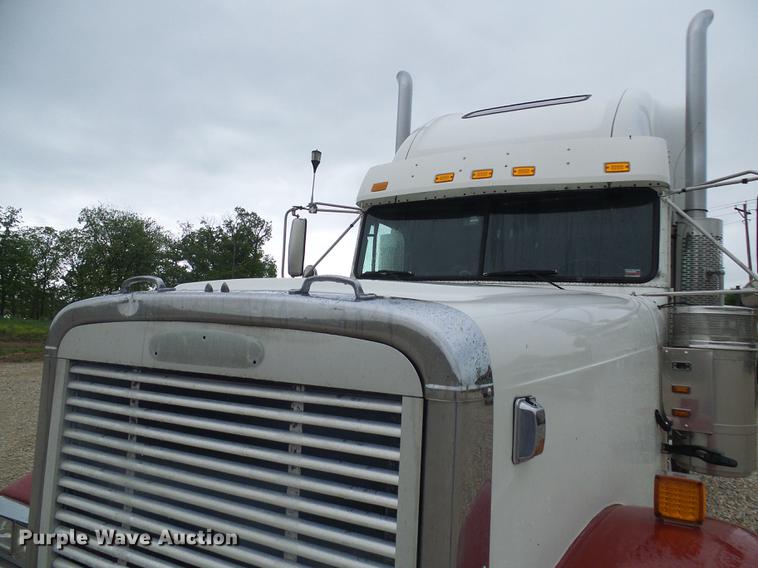 image for item DF7269 2000 Freightliner FLD semi truck