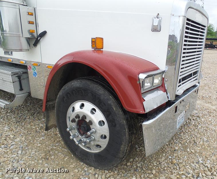 image for item DF7269 2000 Freightliner FLD semi truck