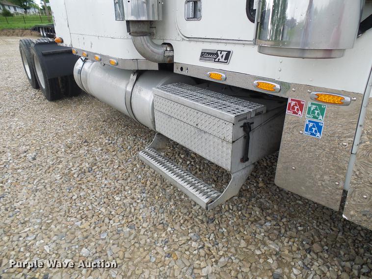 image for item DF7269 2000 Freightliner FLD semi truck