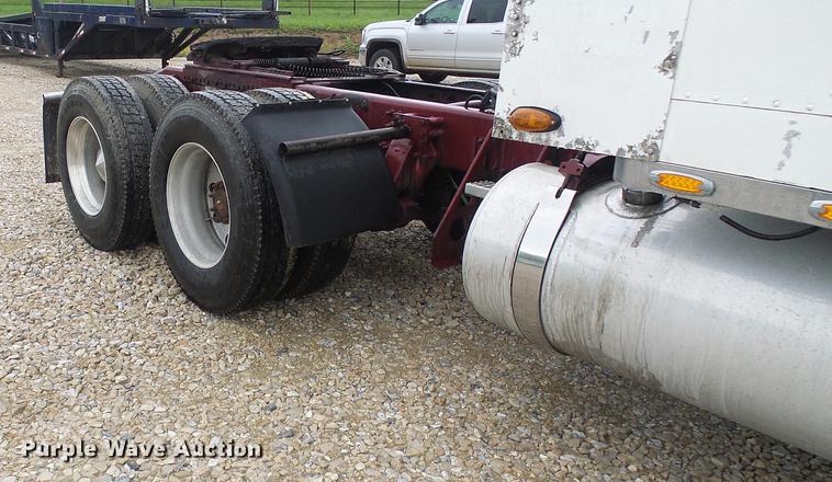 image for item DF7269 2000 Freightliner FLD semi truck