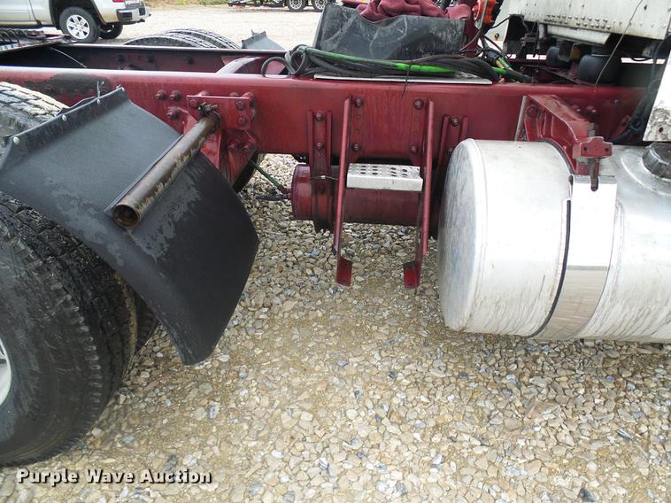 image for item DF7269 2000 Freightliner FLD semi truck