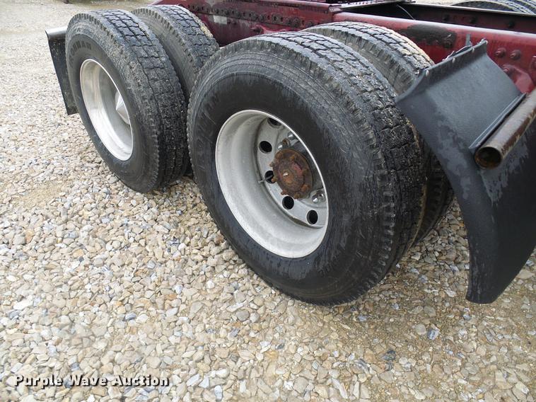 image for item DF7269 2000 Freightliner FLD semi truck