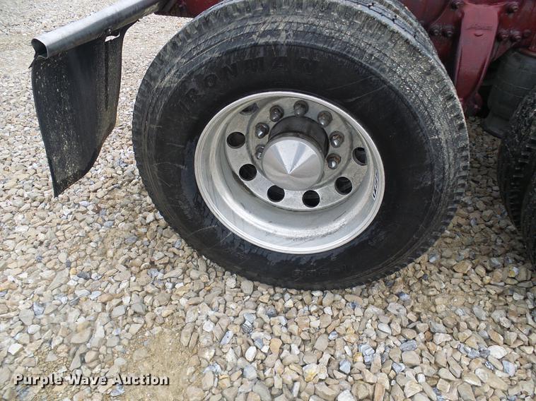 image for item DF7269 2000 Freightliner FLD semi truck