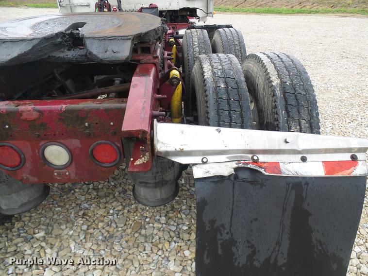 image for item DF7269 2000 Freightliner FLD semi truck