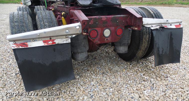 image for item DF7269 2000 Freightliner FLD semi truck