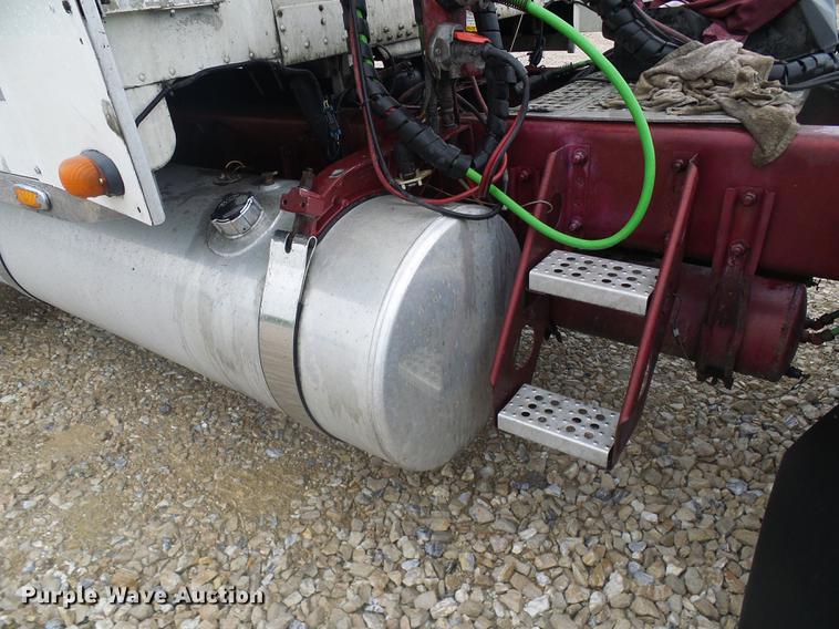 image for item DF7269 2000 Freightliner FLD semi truck