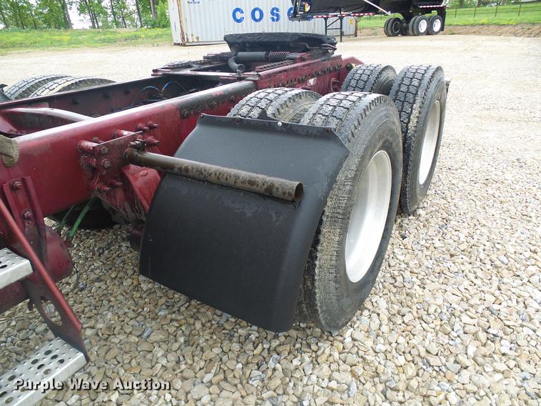 image for item DF7269 2000 Freightliner FLD semi truck