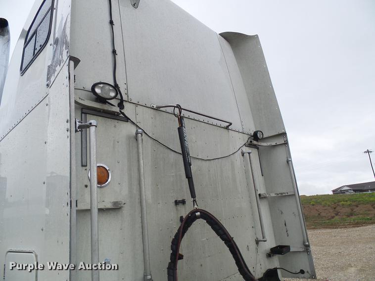 image for item DF7269 2000 Freightliner FLD semi truck