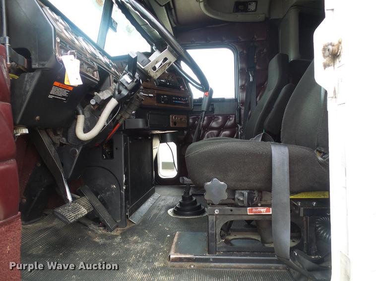 image for item DF7269 2000 Freightliner FLD semi truck