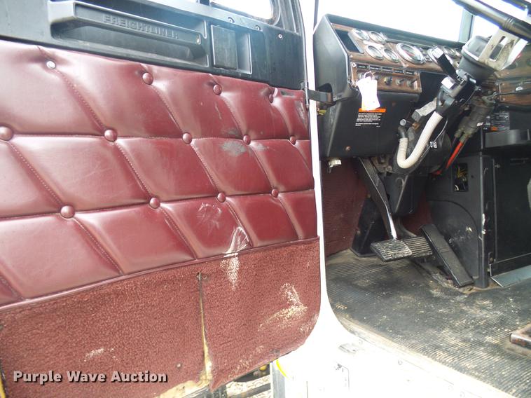 image for item DF7269 2000 Freightliner FLD semi truck