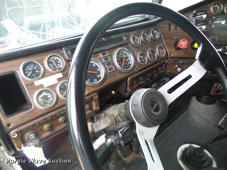 image for item DF7269 2000 Freightliner FLD semi truck