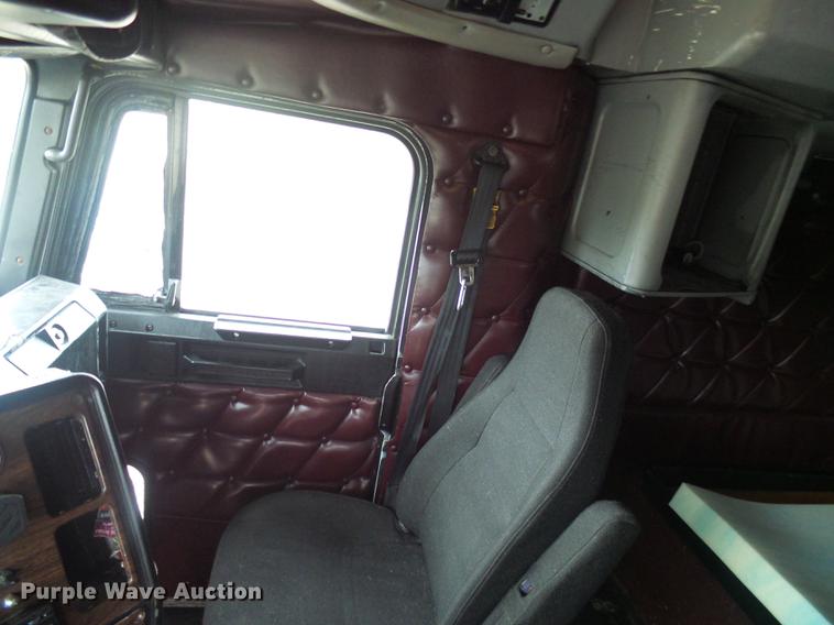 image for item DF7269 2000 Freightliner FLD semi truck