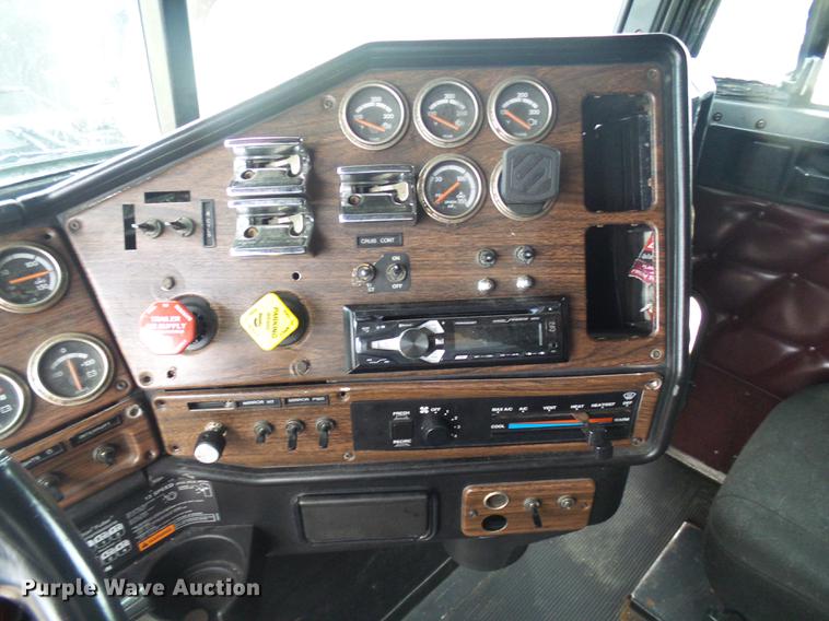 image for item DF7269 2000 Freightliner FLD semi truck