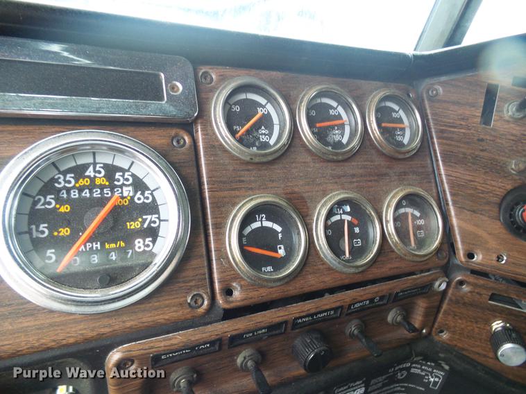 image for item DF7269 2000 Freightliner FLD semi truck