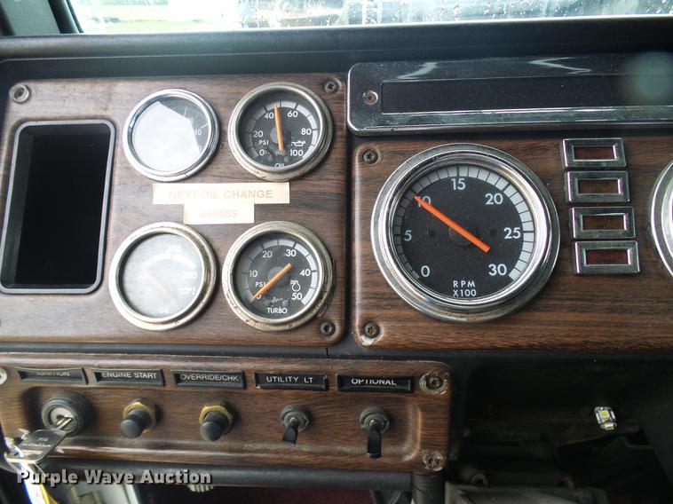 image for item DF7269 2000 Freightliner FLD semi truck