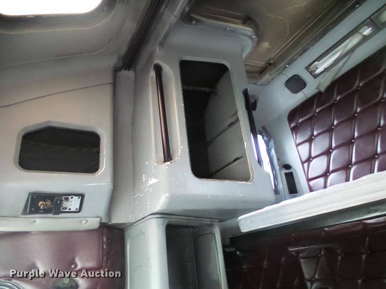 image for item DF7269 2000 Freightliner FLD semi truck